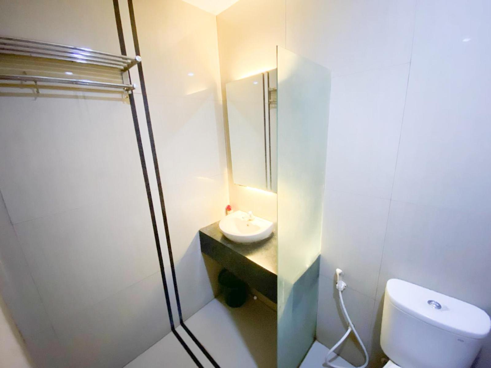 Reddoorz Near Pantai Idola Banyutowo Hotel D'Llala Pati Exteriör bild