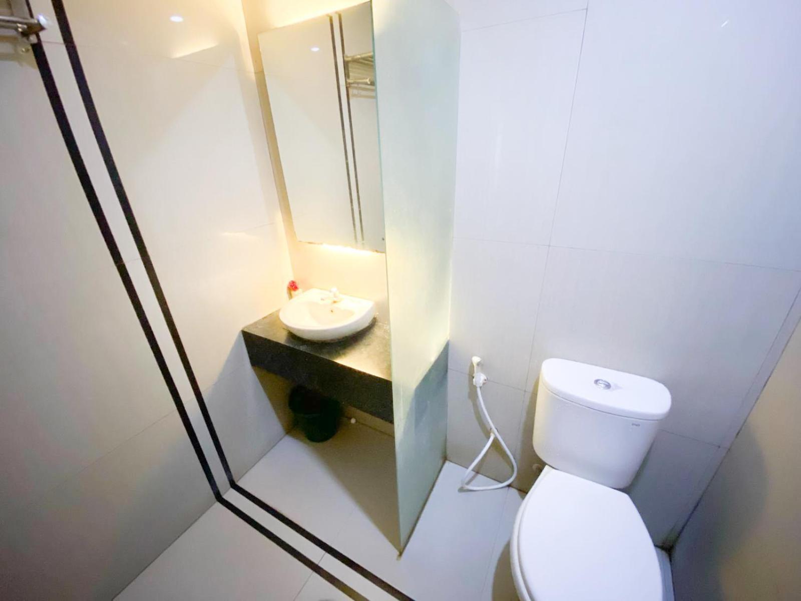 Reddoorz Near Pantai Idola Banyutowo Hotel D'Llala Pati Exteriör bild
